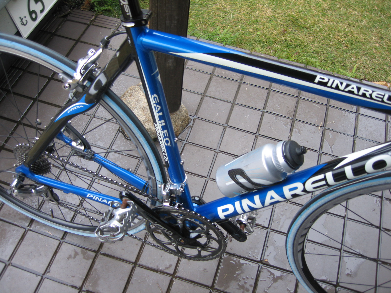 舗装路自転車熱狂野郎 ロードバイクジャンキー 上から下までコーデしてこそ絵になるワケで